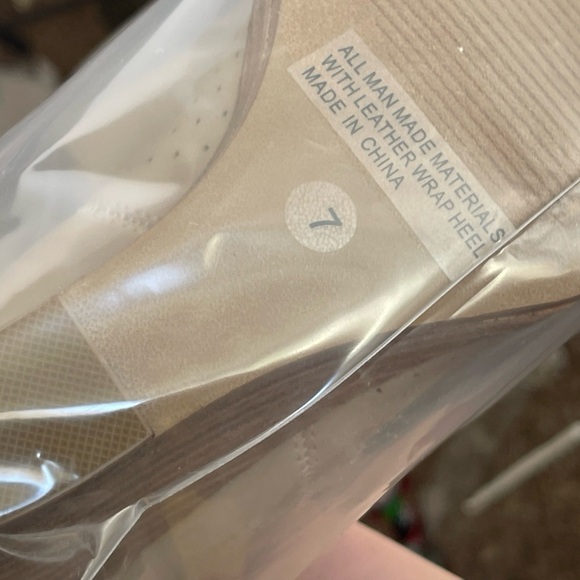 DV Dolce Vita NWOB Gerdy vegan leather beige wedge bootie - Picture 13 of 14